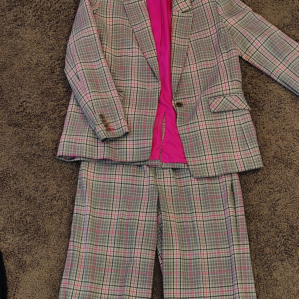 Stylish Plaid Women's Pantsuit with Pink Highlights